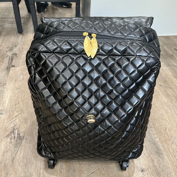 ✨✨LAST ONE ✨Quilted Faux leather Fabulous Travel Rolling bag - Picture 8 of 10